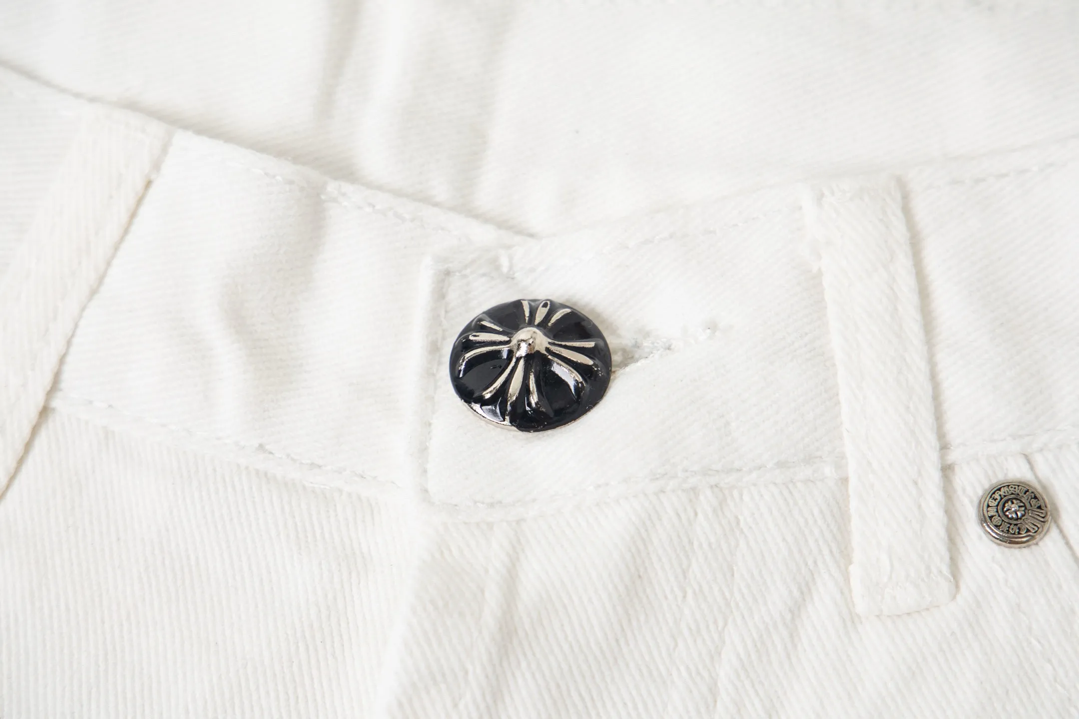 P260 💰 (Top version) Chrome Hearts/Chrome Hearts Classic daytime blue cow series colored leather cross washed color fabric unisex denim trousers Vibe style straight stacked god-level version Carbon fine bias denim color cloth Old vintage complete set of hardware - Chrome Hearts white cow series The high version uses high-ounce custom fabrics, fermentation washing and soft color fixation, soft and thick to wear, the details are all made by hand-polished craftsmanship, all-over printed jacquard fabric Unique design style. Through multiple processes to create a full retro feel. Unique niche non-contrast shirt. Customized distressed spray-painted buttons. Craftsmanship in every detail. Color: blue leather leopard print. Size: 28-30-32-34 (corresponding to S-M-L-XL)